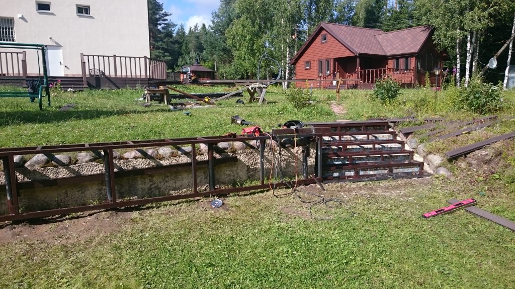 Монтаж каркаса террасы с лагами и лестницей на участке